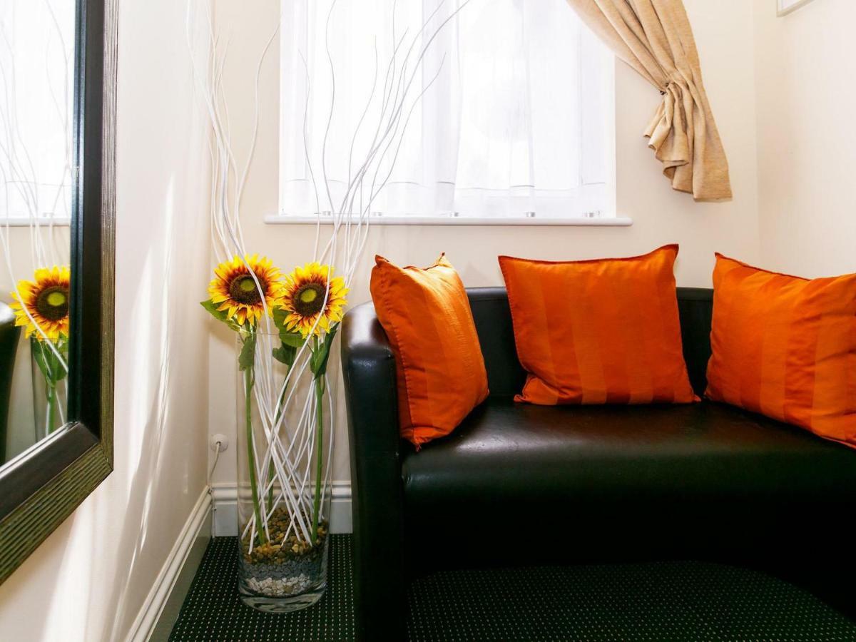 Mandeville Rooms Northolt  Eksteriør billede
